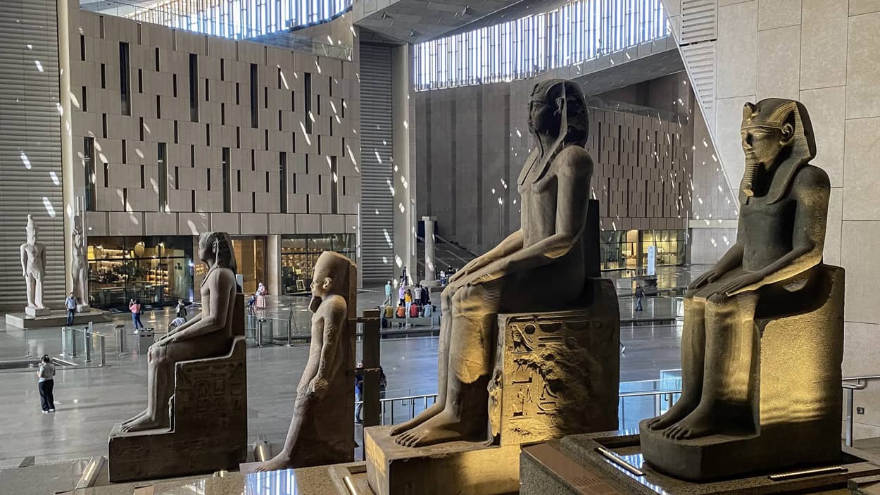 Grande Escadaria do Grande Museu Egípcio com estátuas faraônicas