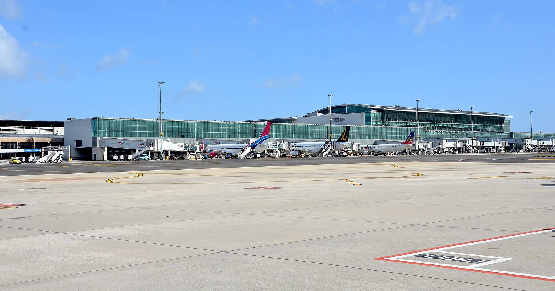 Pátio do Aeroporto Internacional da Cidade do Cabo com aviões
