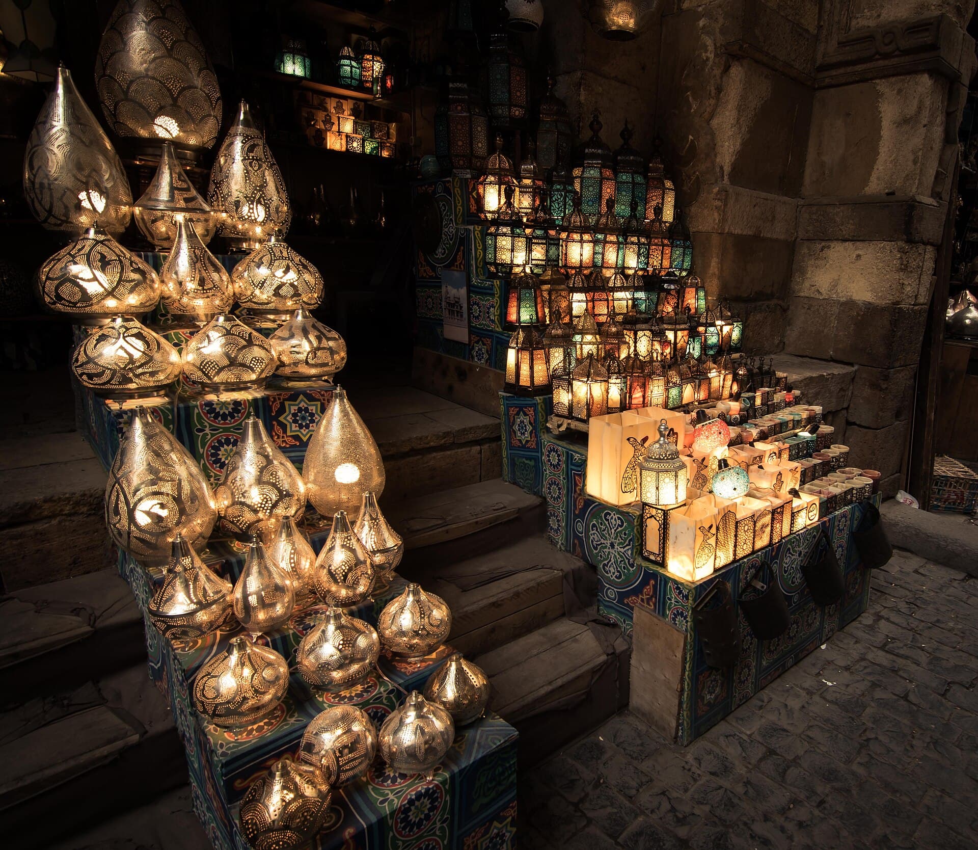 Lanternas à venda no bazar Khan el-Khalili, no Cairo