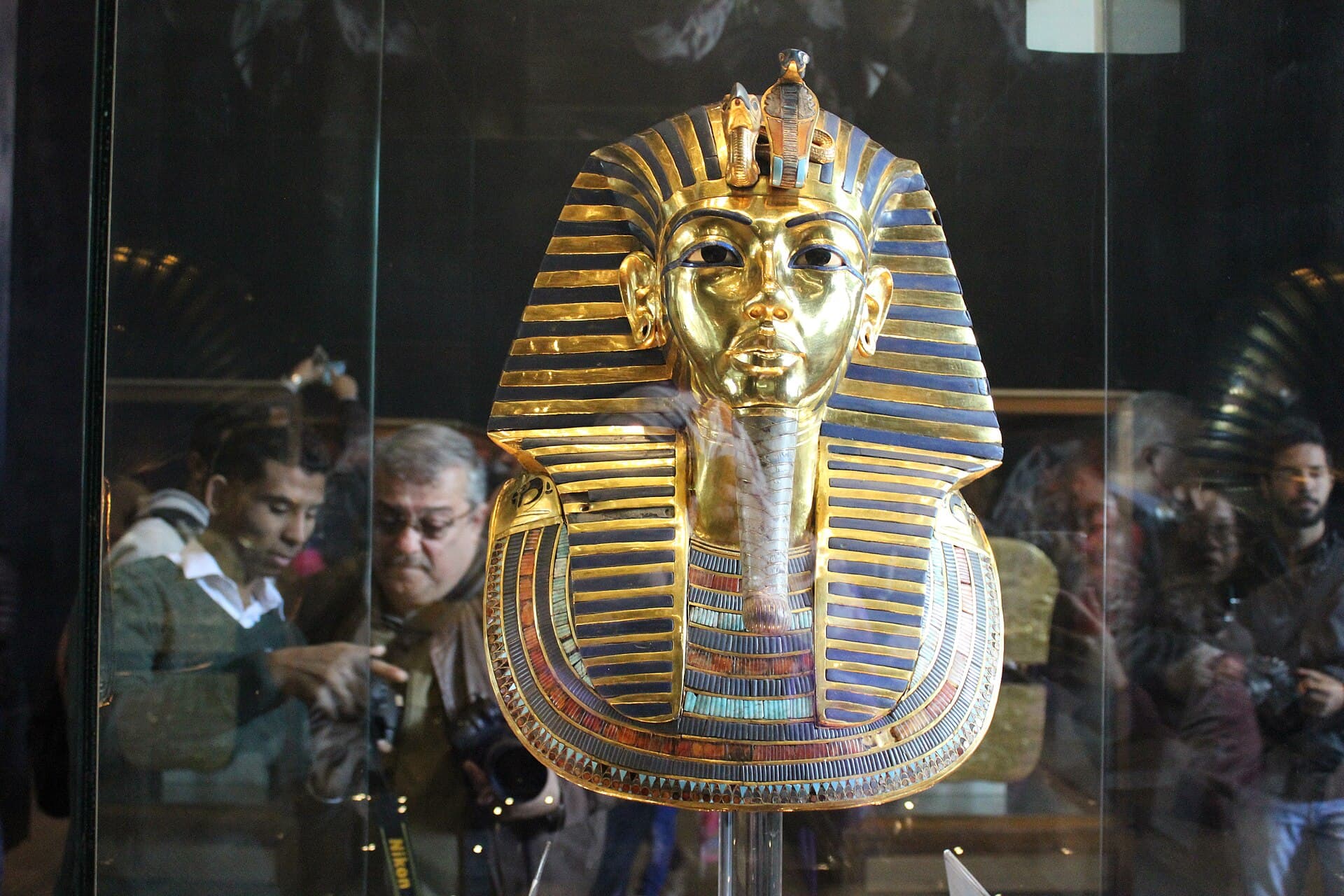 Máscara funerária de ouro do faraó Tutancâmon