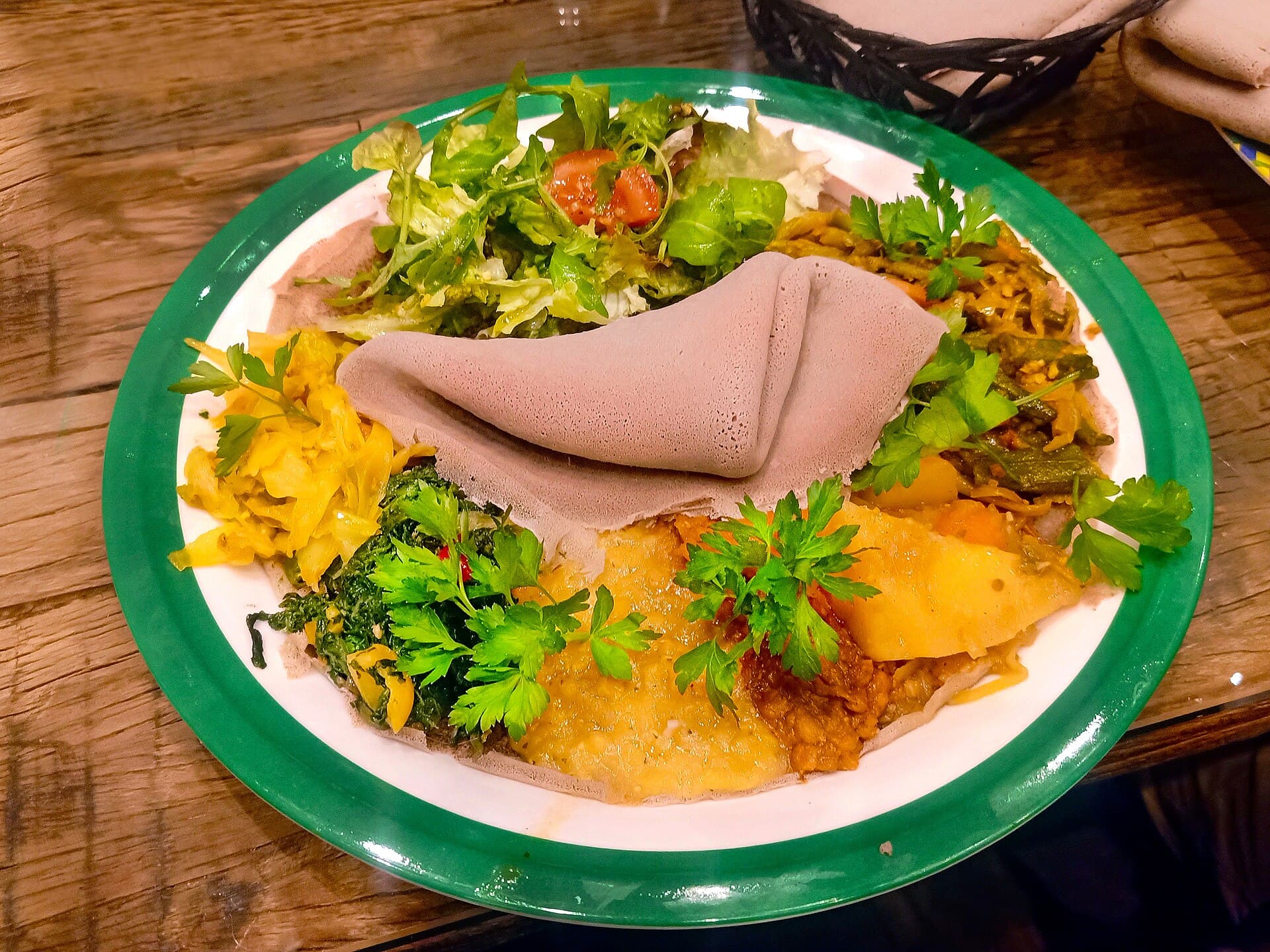 Wat, ensopado tradicional etíope servido sobre injera
