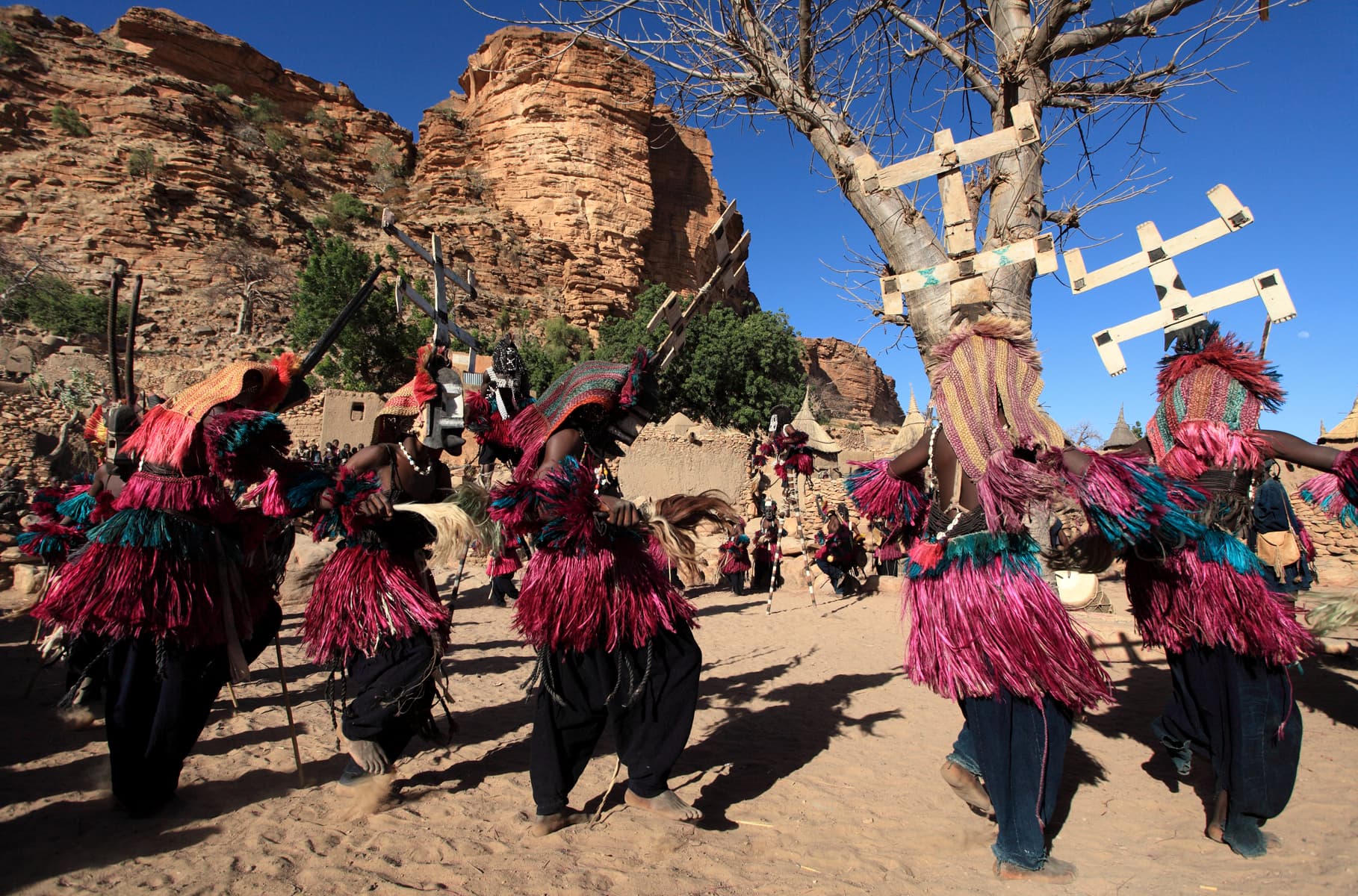 Dançarinos com máscaras cerimoniais Dogon, em Mali
