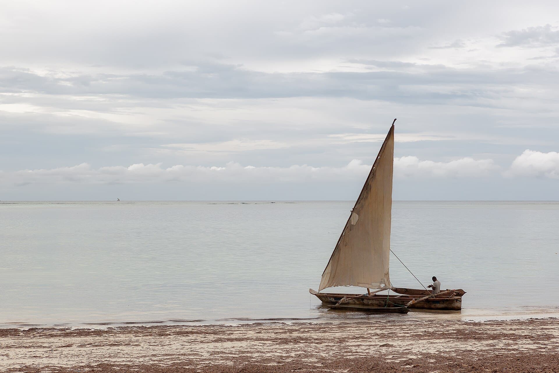 Dhow, barco tradicional a vela, próximo à praia em Zanzibar, na Tanzânia