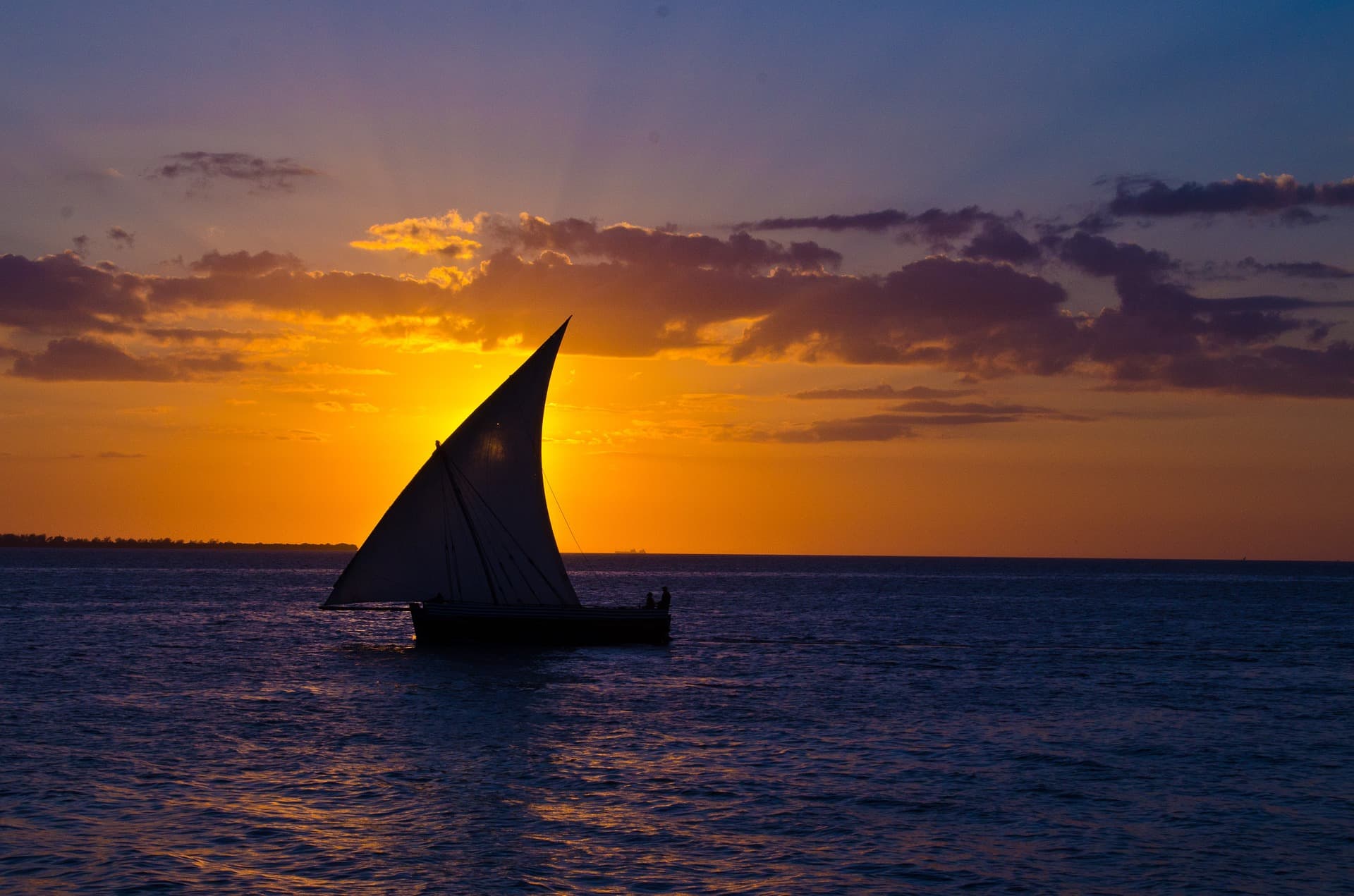 Dhow em Zanzibar ao entardecer