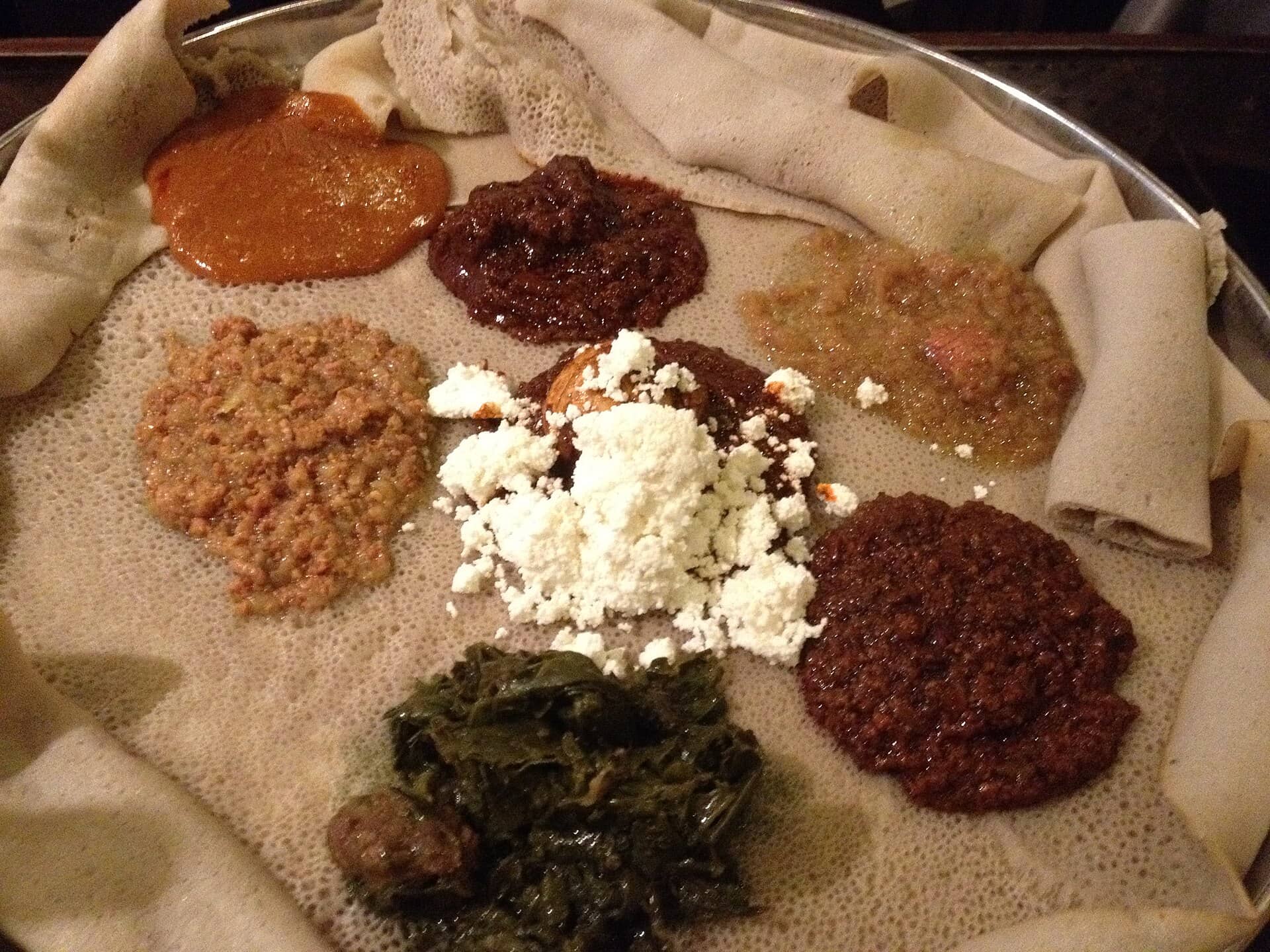 Injera com pratos tradicionais etíopes