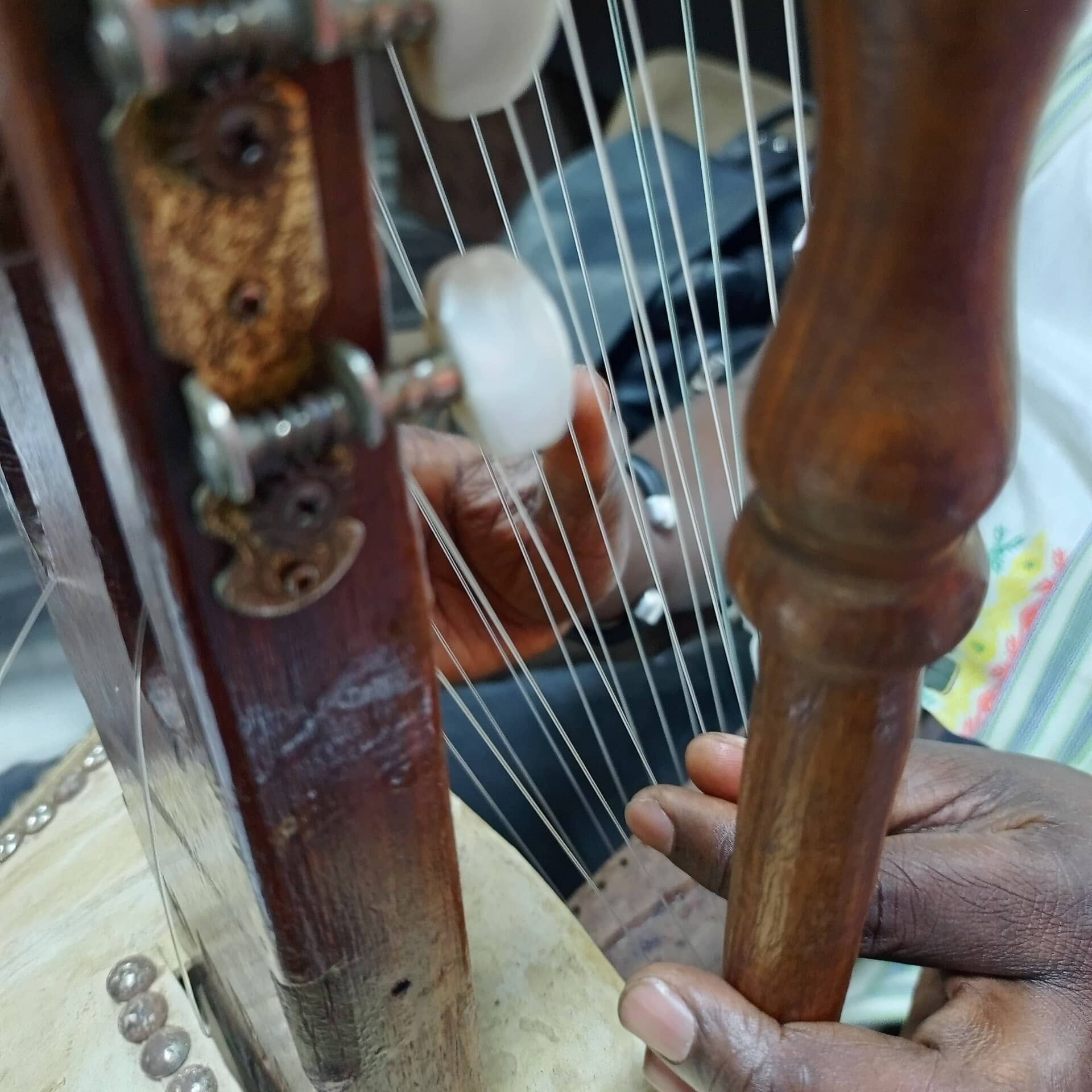 Kora, harpa-alaúde tradicional da África Ocidental associada aos griots
