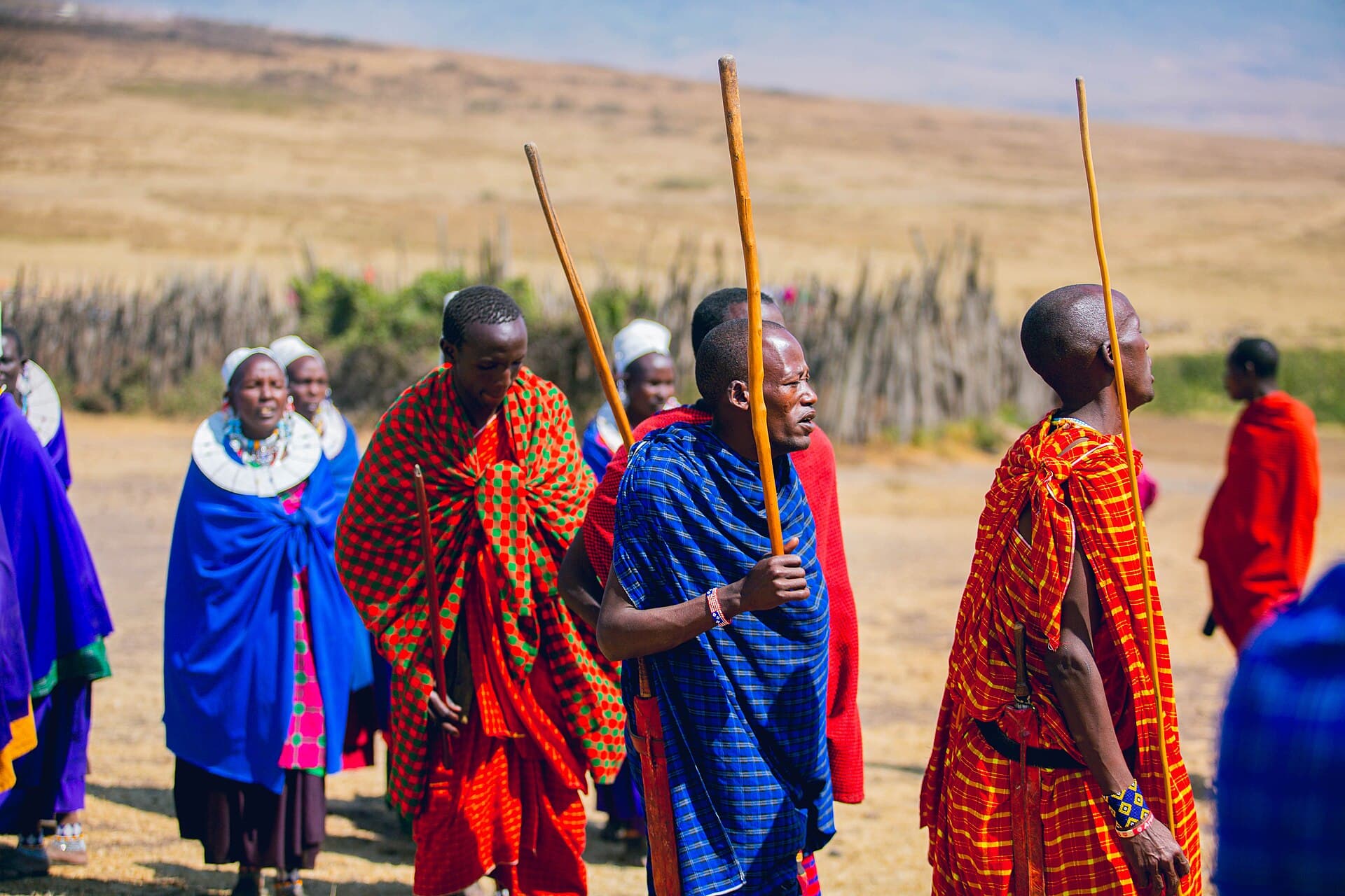 Pessoas maasai com vestimenta tradicional, no leste da África