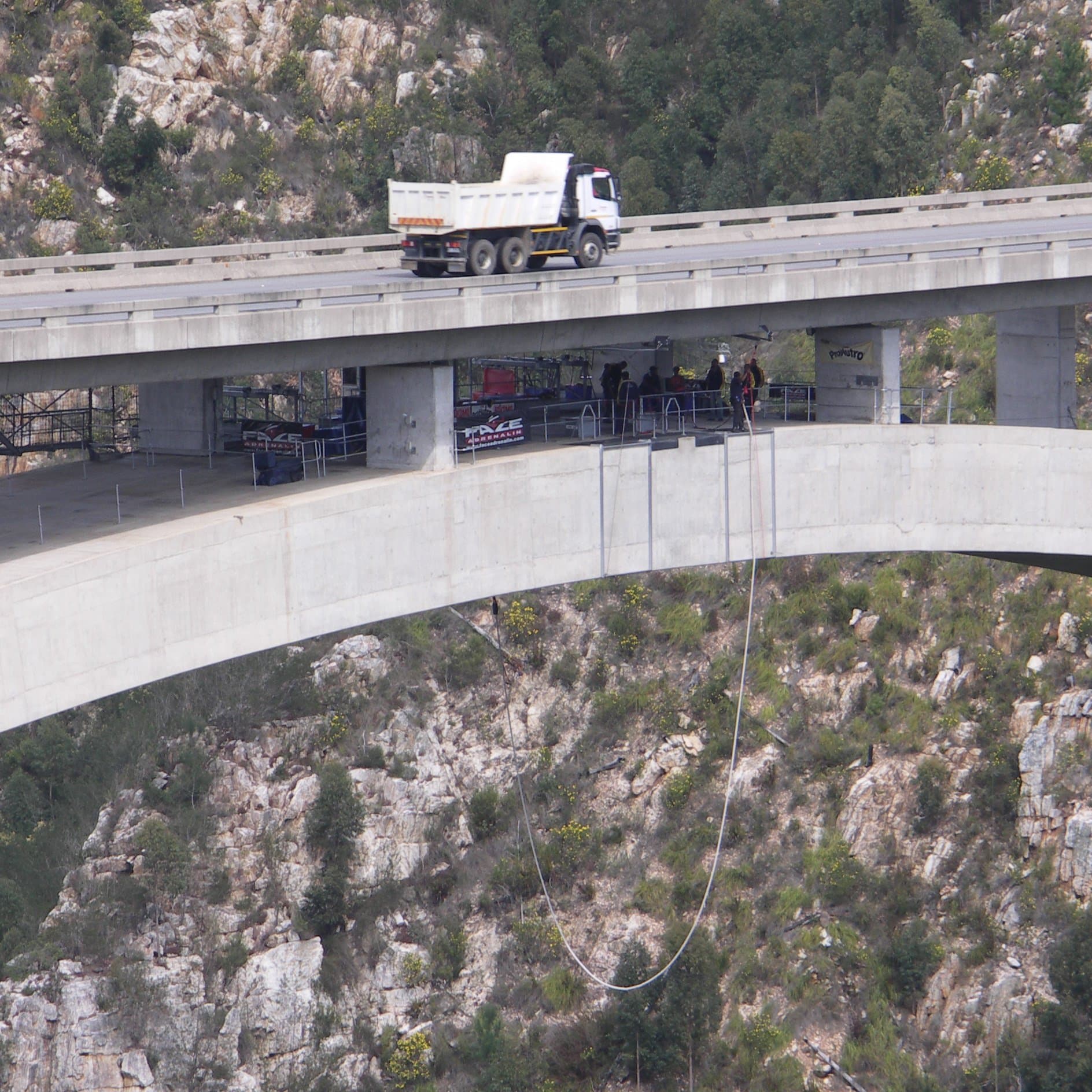 Ponte Bloukrans, palco do bungee jump mais alto do mundo em ponte