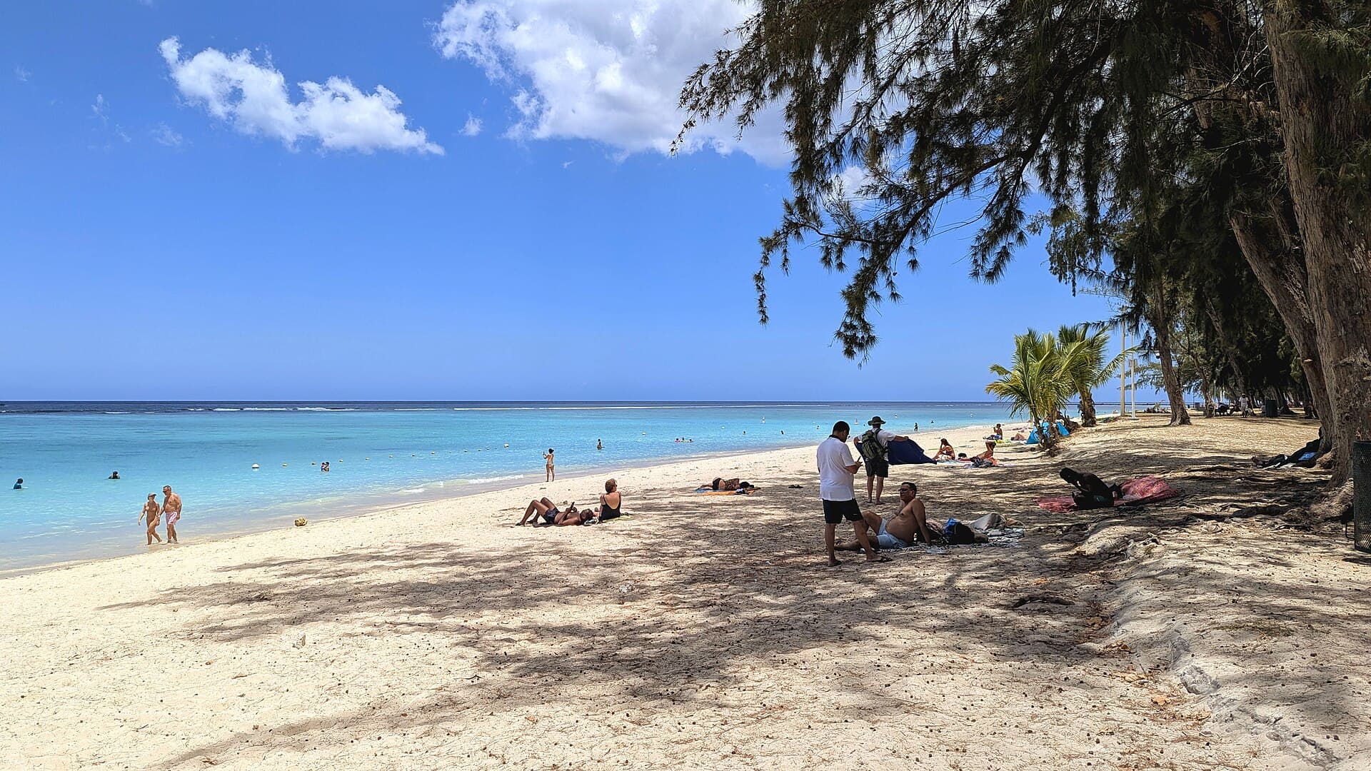 Praia e lagoa em Maurício, no Oceano Índico