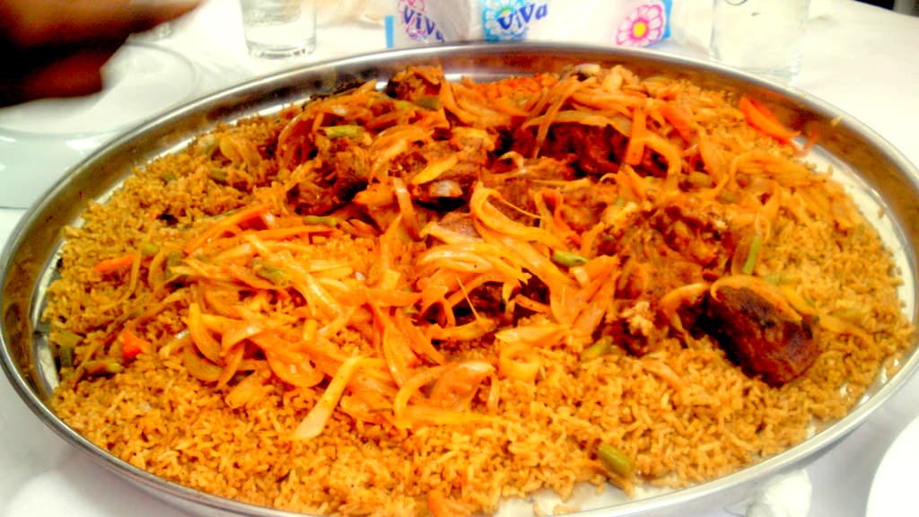 Prato de arroz da culinária da África Ocidental