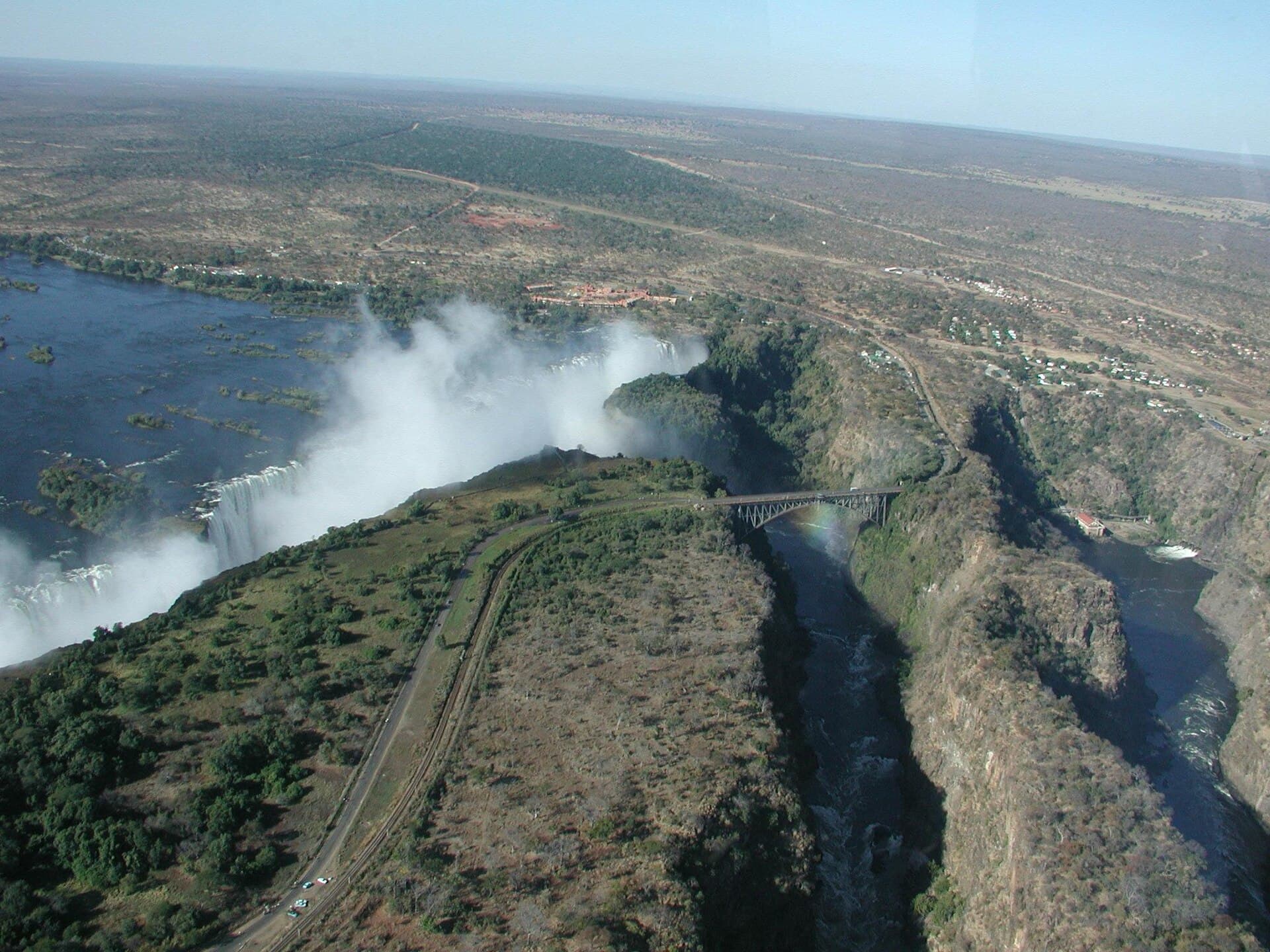 Salto de bungee jump na ponte das Cataratas Vitória