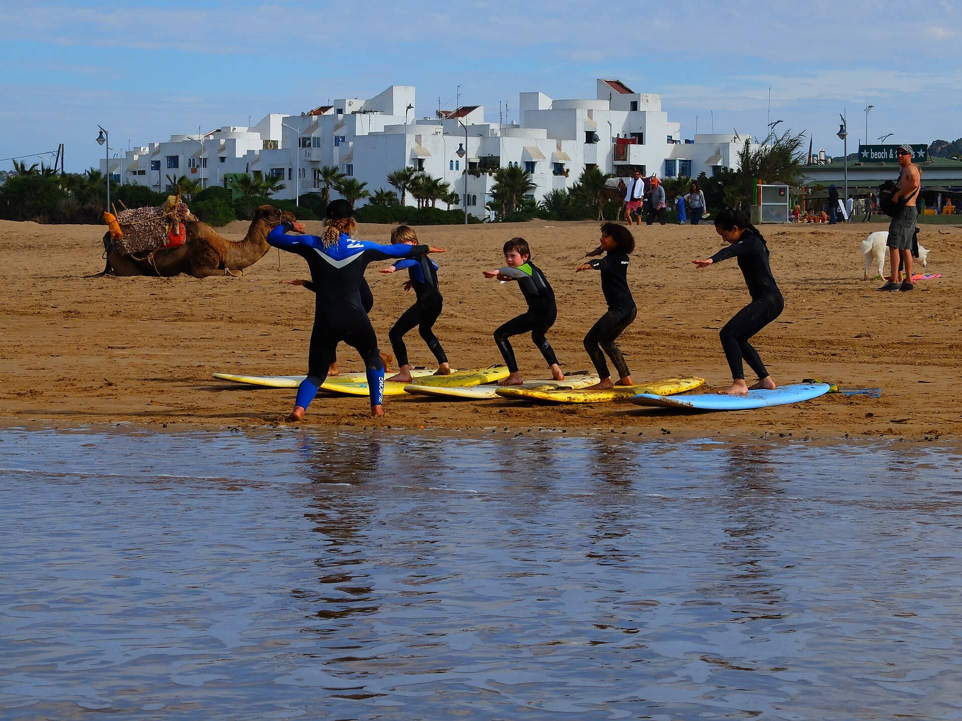 Surfista pegando onda na costa do Marrocos