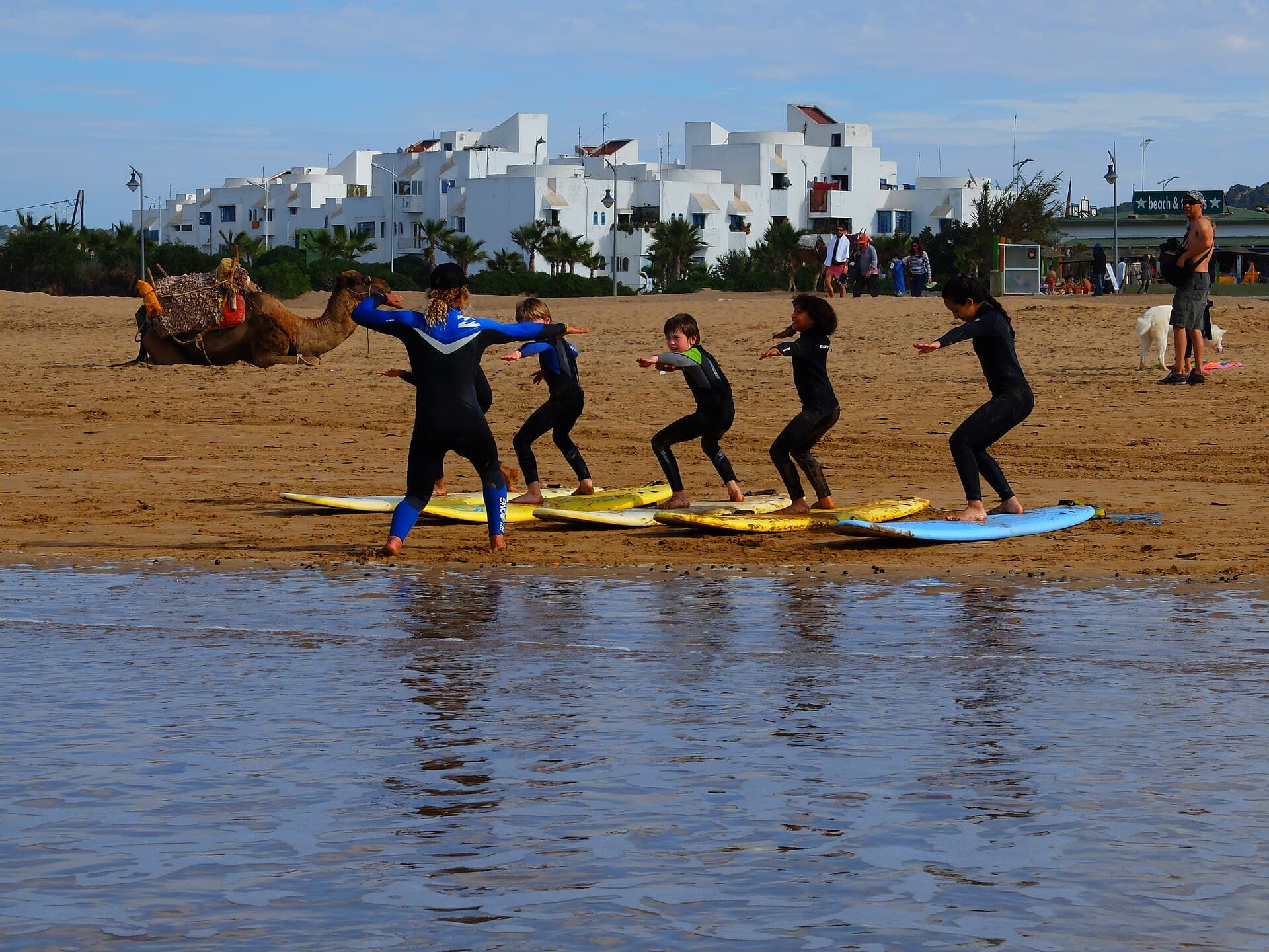 Surfista pegando onda na costa do Marrocos