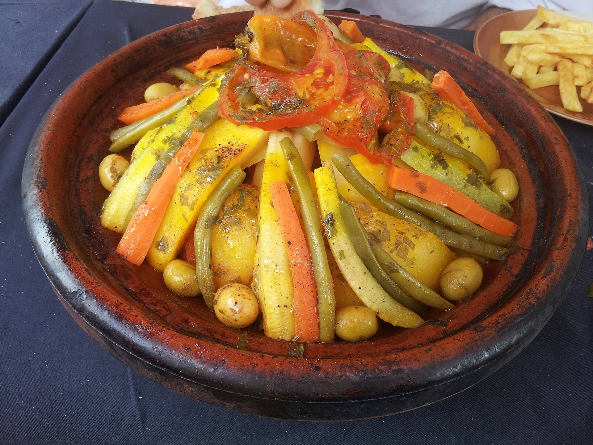 Tagine, o prato tradicional marroquino servido na panela de barro