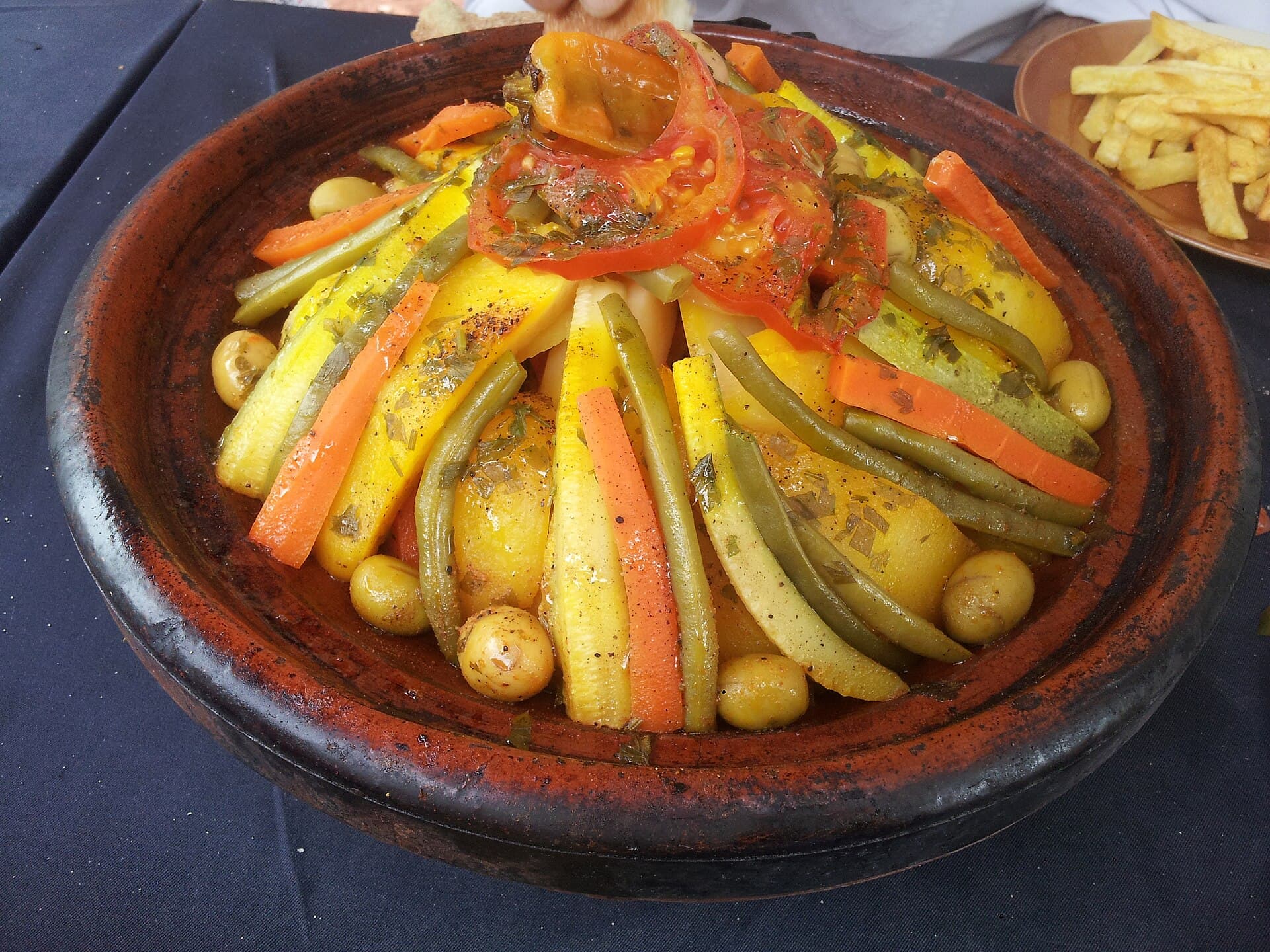 Tagine, o prato tradicional marroquino servido na panela de barro