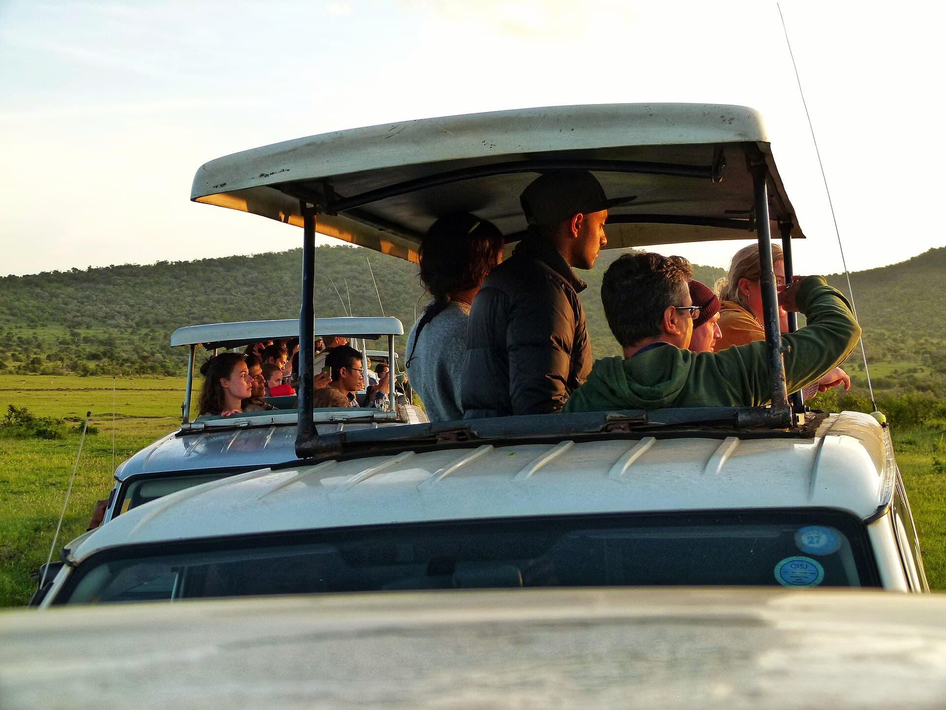 Veículo de safári com turistas na savana africana