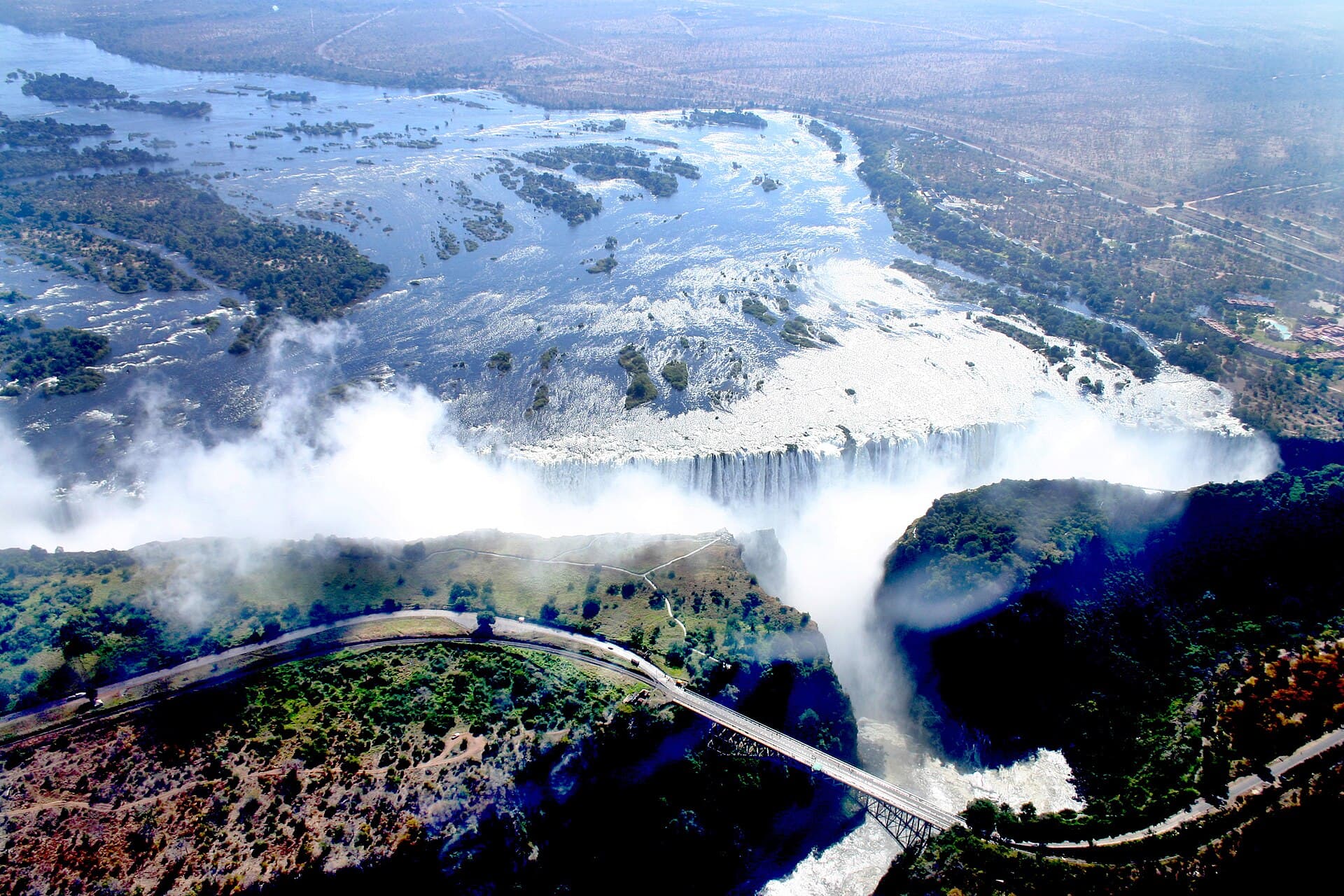 Vista aérea das Cataratas Vitória e do rio Zambeze