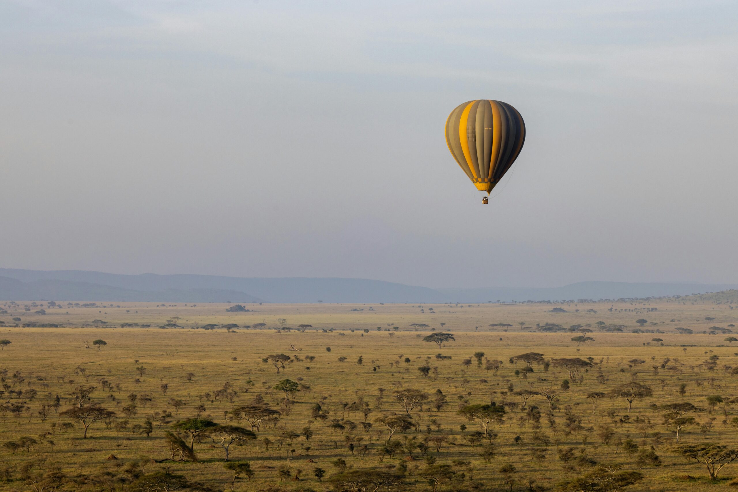 Os Melhores Passeios de Balão na África: Do Serengeti ao Deserto do Namibe